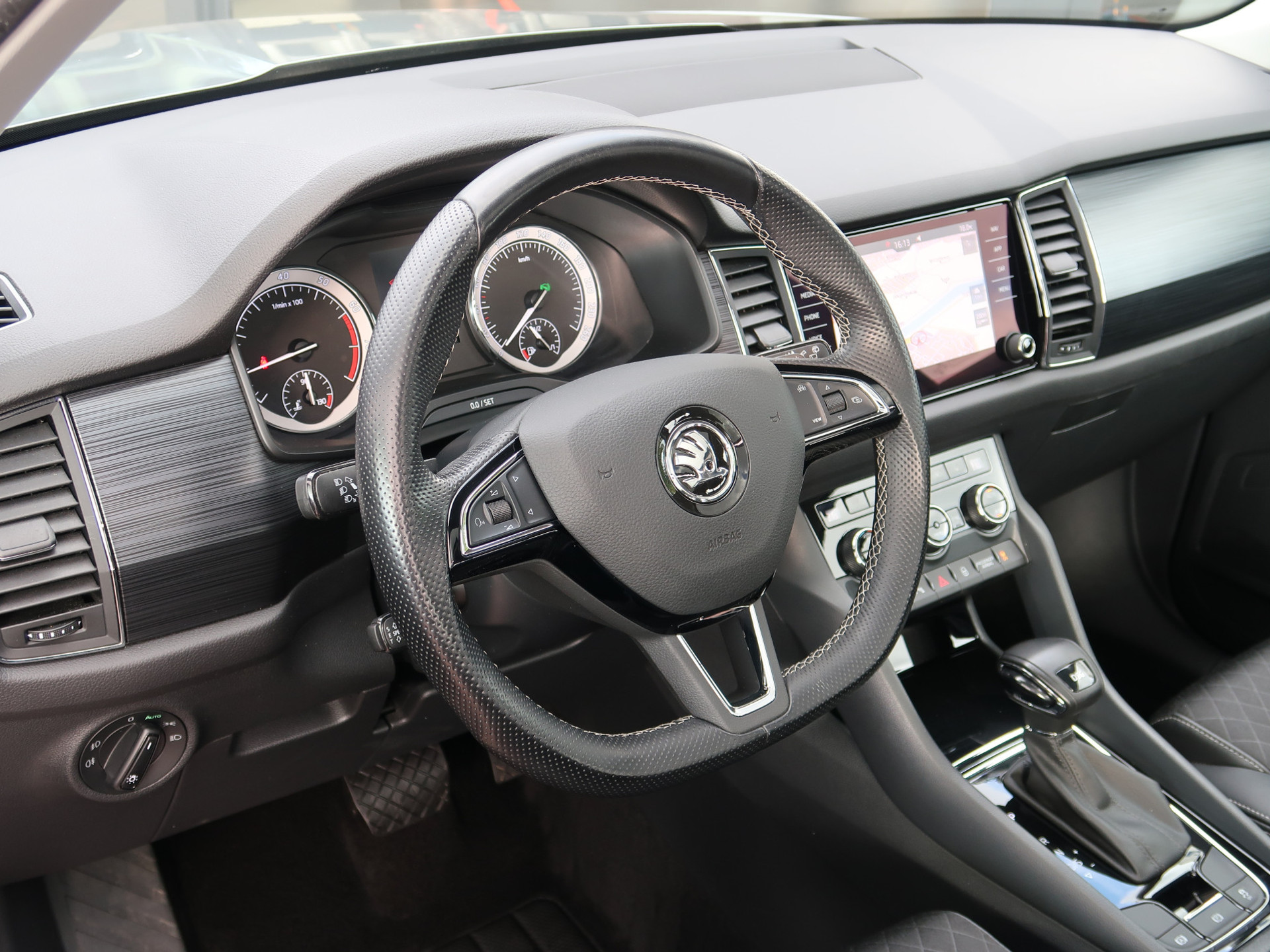 47858196-10.jpg